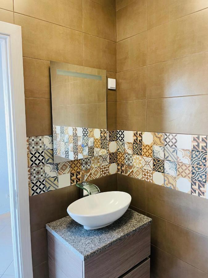 Travellers Guesthouse Lagos Dış mekan fotoğraf